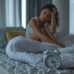 Dormir mal aparece na pele? Entenda o que realmente muda no rosto