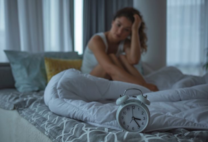 Dormir mal aparece na pele? Entenda o que realmente muda no rosto