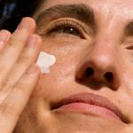 Meu protetor solar esfarela: o que pode estar acontecendo (e como evitar)