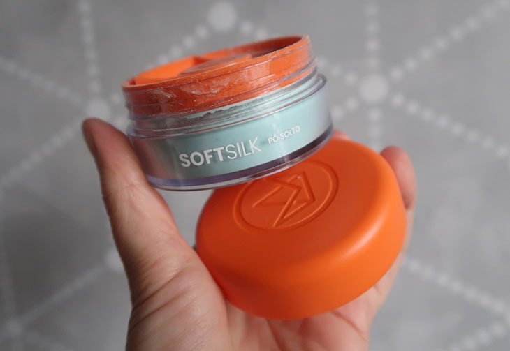 Pó facial colorido: o que é, como usar e qual comprar