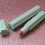 Novos Stick Tudo da Vic Beauté: testei o Retrô e o Pop