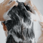 Shampoo transparente limpa melhor o cabelo? Entenda