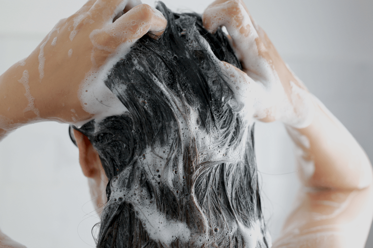 Shampoo transparente limpa melhor o cabelo? Entenda