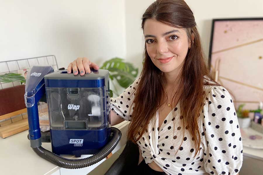 Limpando o sofá com a WAP Spot Cleaner