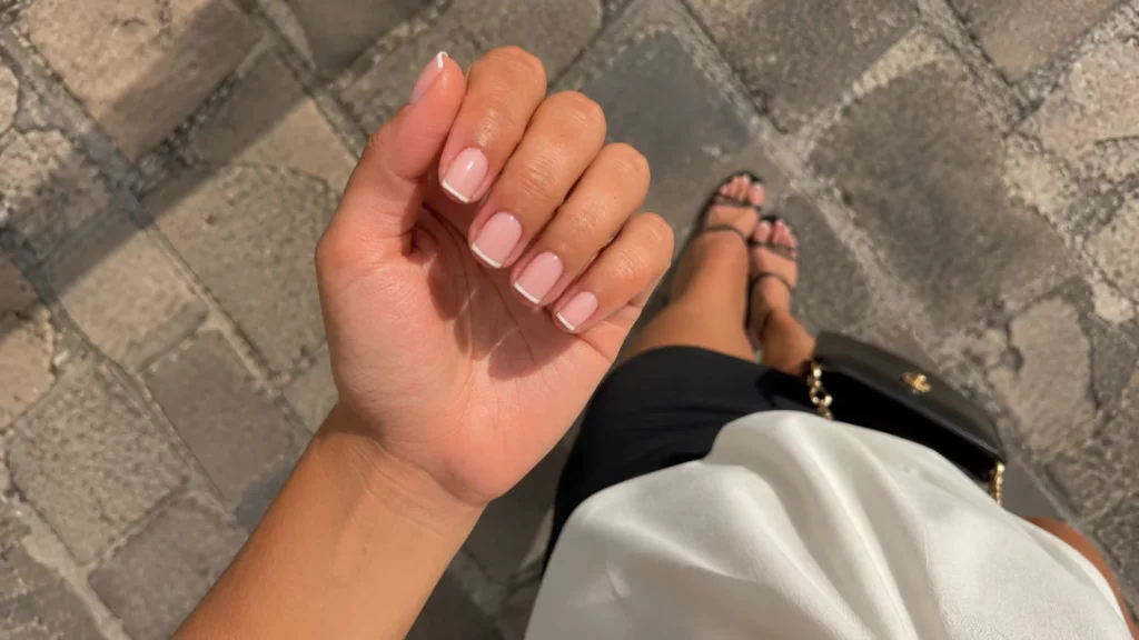 Unhas francesas: a Micro French é a versão delicada que favorece unhas curtas