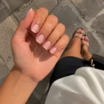 Unhas francesas: a Micro French é a versão delicada que favorece unhas curtas